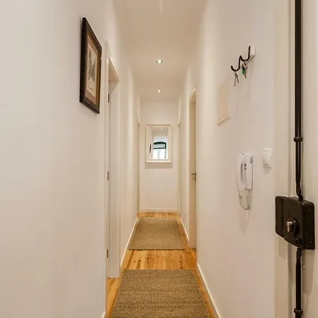 Altido Charming 1br Apt With Workspace In Sao Bento
